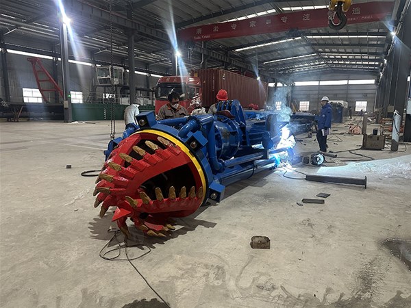 挖泥船上定位桩的结构简介